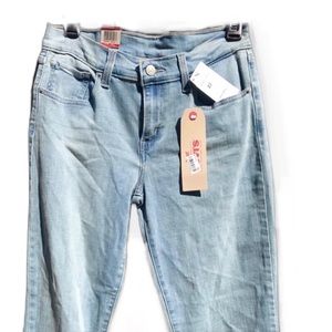 Levi’s ✨💋HP✨ Levi’s Capri Jeans